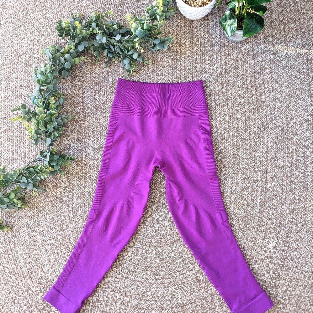 Lululemon Zone In Crop- Size 4 or 6 - *flaws* - Picture 5 of 16